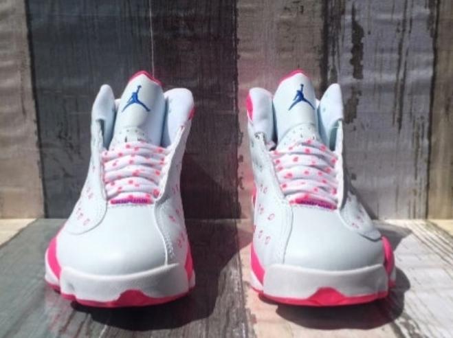 Les  baskets  Air Jordan 13 "Love & Respect" (Black and White) Femme permettent de personnaliser votre style tout en bénéficiant d’un confort supérieur.