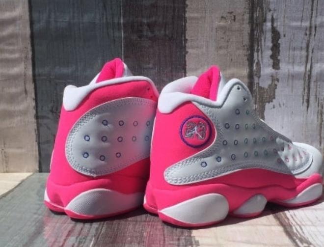 Les  baskets  Air Jordan 13 "Love & Respect" (Black and White) Femme permettent de personnaliser votre style tout en bénéficiant d’un confort supérieur.