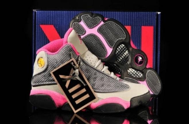 Les baskets Air Jordan 13 "Love & Respect" (Black and White) Femme permettent de personnaliser votre style tout en bénéficiant d’un confort supérieur.