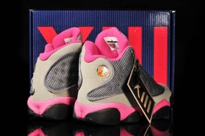 Les baskets Air Jordan 13 "Love & Respect" (Black and White) Femme permettent de personnaliser votre style tout en bénéficiant d’un confort supérieur.