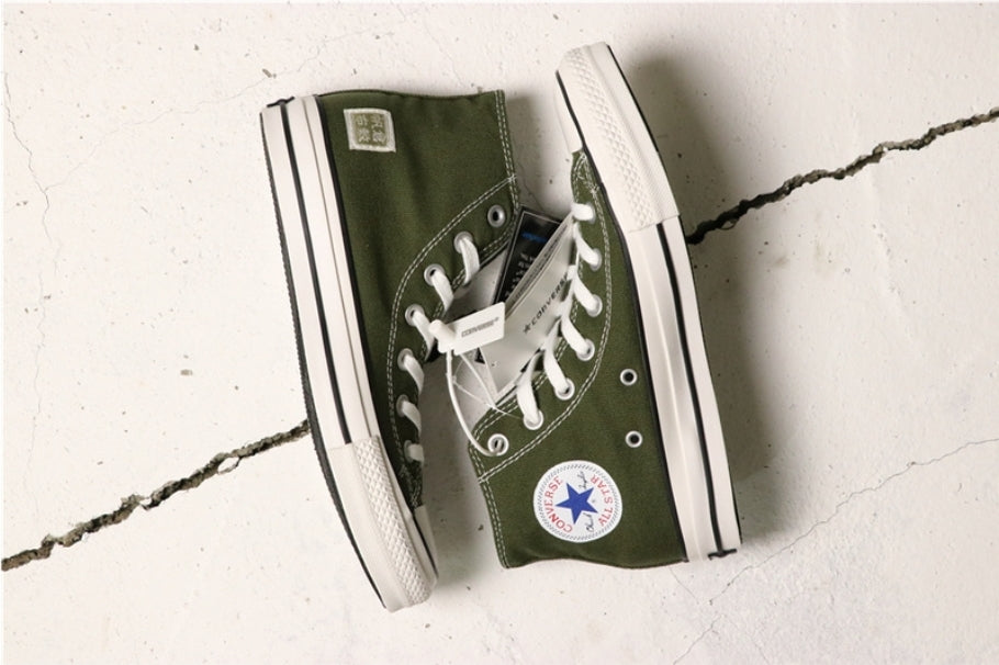 Les baskets Converse allient style intemporel et confort. Leur design emblématique avec la célèbre étoile et la silhouette classique en font un choix incontournable pour les amateurs de mode.
