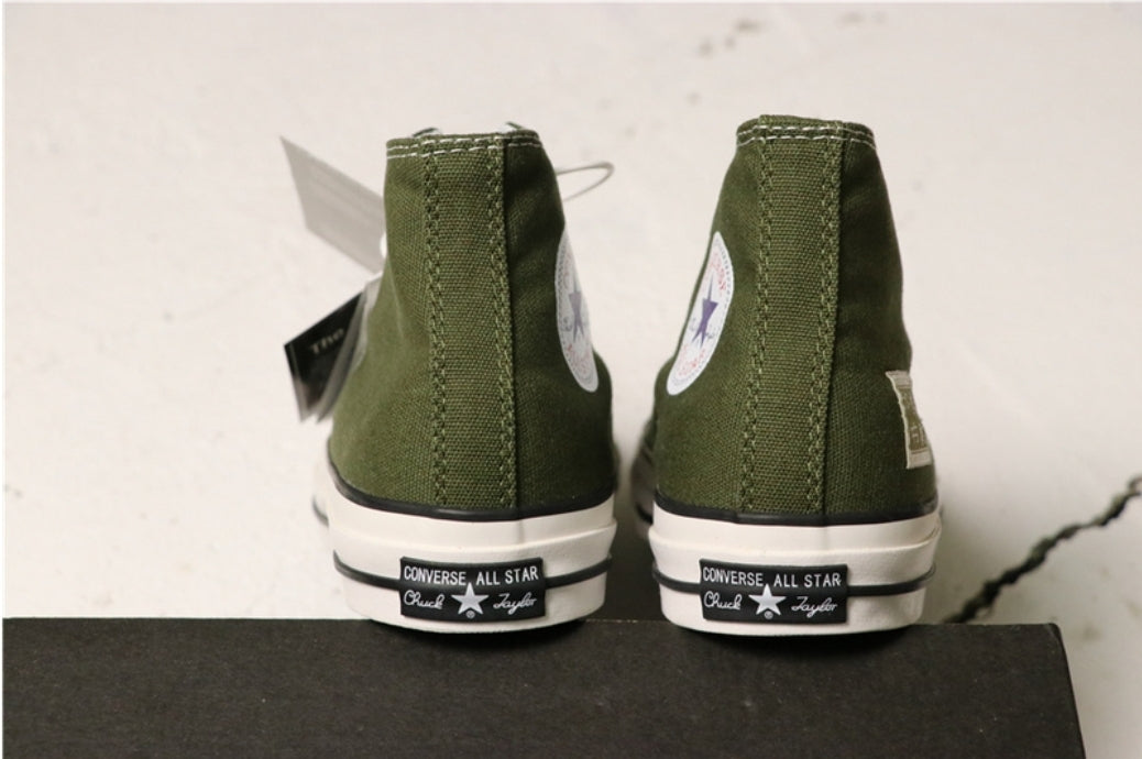 Les baskets Converse allient style intemporel et confort. Leur design emblématique avec la célèbre étoile et la silhouette classique en font un choix incontournable pour les amateurs de mode.
