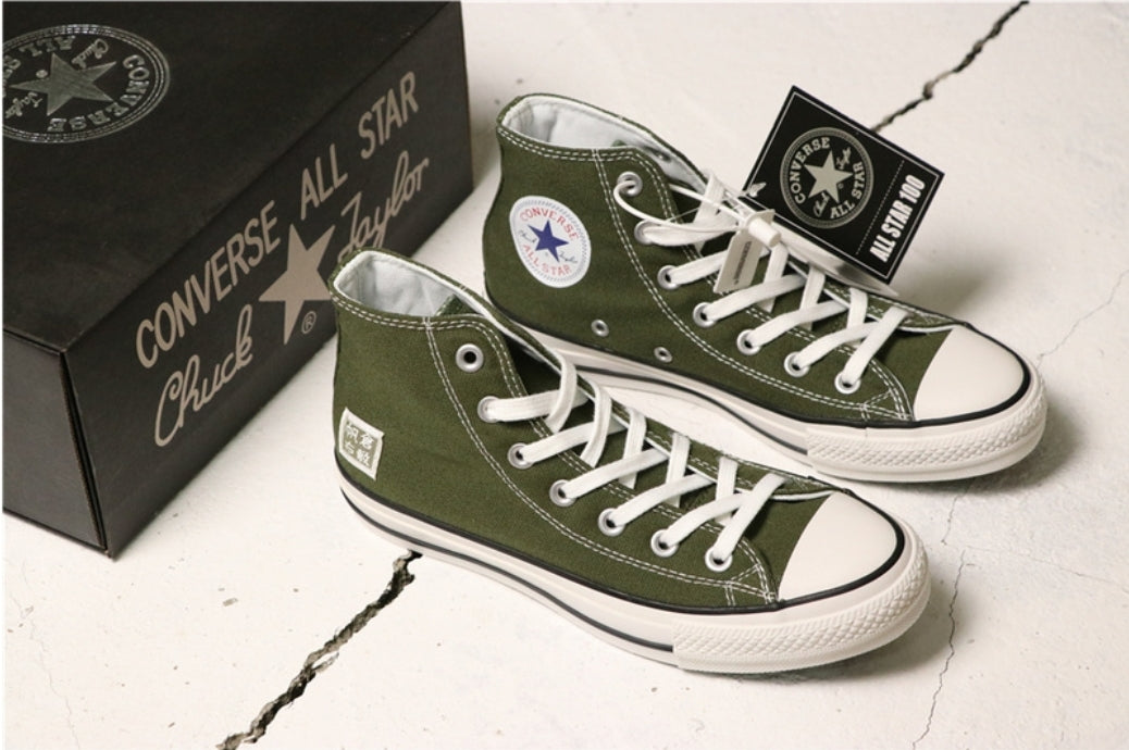 Les baskets Converse allient style intemporel et confort. Leur design emblématique avec la célèbre étoile et la silhouette classique en font un choix incontournable pour les amateurs de mode.