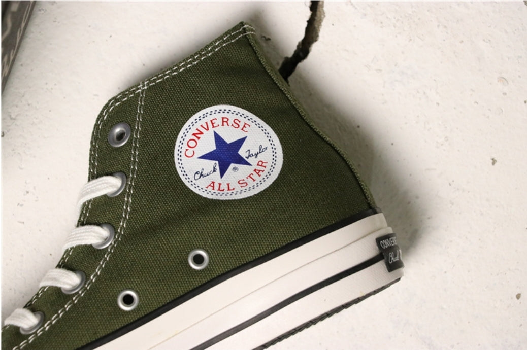 Les baskets Converse allient style intemporel et confort. Leur design emblématique avec la célèbre étoile et la silhouette classique en font un choix incontournable pour les amateurs de mode.