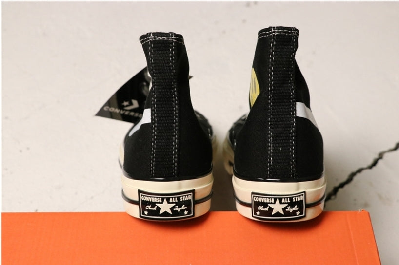 Les baskets Converse allient style intemporel et confort. Leur design emblématique avec la célèbre étoile et la silhouette classique en font un choix incontournable pour les amateurs de mode.
