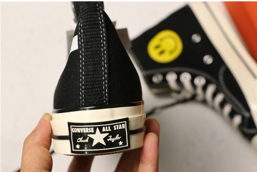 Les baskets Converse allient style intemporel et confort. Leur design emblématique avec la célèbre étoile et la silhouette classique en font un choix incontournable pour les amateurs de mode.