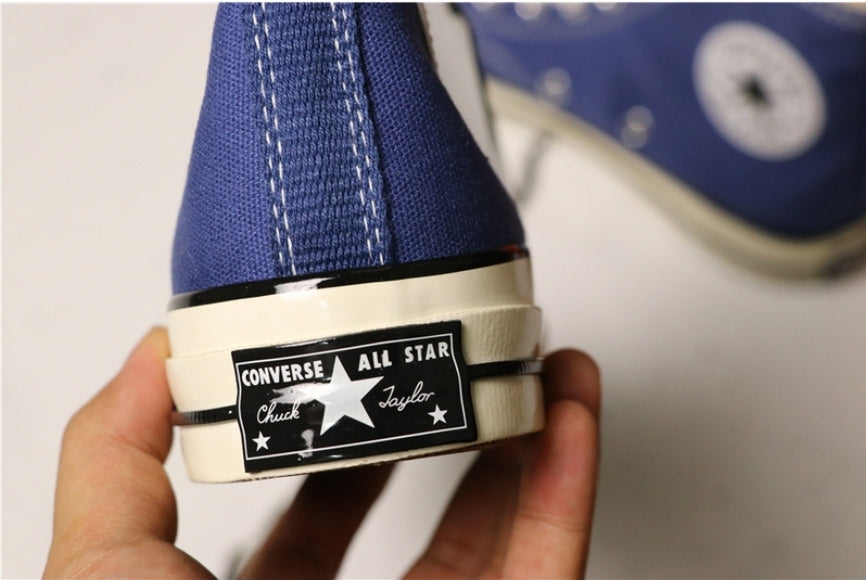 Les baskets Converse allient style intemporel et confort. Leur design emblématique avec la célèbre étoile et la silhouette classique en font un choix incontournable pour les amateurs de mode.