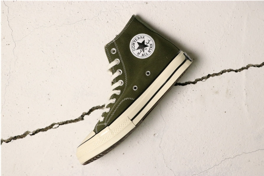 Les baskets Converse allient style intemporel et confort. Leur design emblématique avec la célèbre étoile et la silhouette classique en font un choix incontournable pour les amateurs de mode.