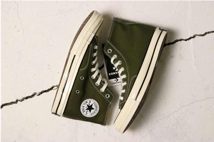 Les baskets Converse allient style intemporel et confort. Leur design emblématique avec la célèbre étoile et la silhouette classique en font un choix incontournable pour les amateurs de mode.