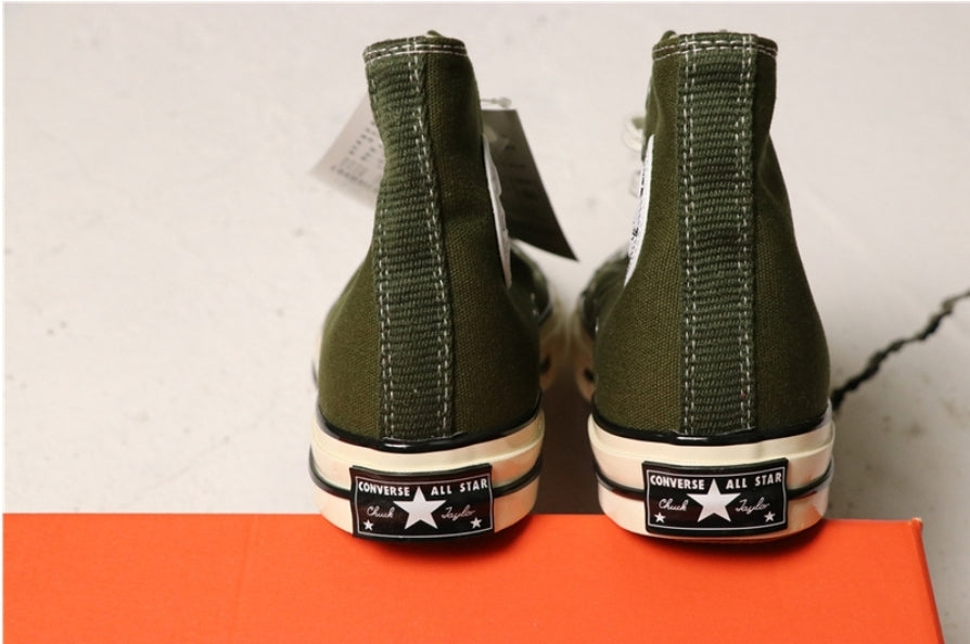 Les baskets Converse allient style intemporel et confort. Leur design emblématique avec la célèbre étoile et la silhouette classique en font un choix incontournable pour les amateurs de mode.