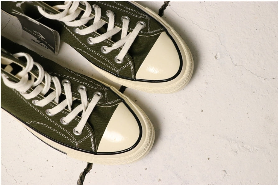 Les baskets Converse allient style intemporel et confort. Leur design emblématique avec la célèbre étoile et la silhouette classique en font un choix incontournable pour les amateurs de mode.