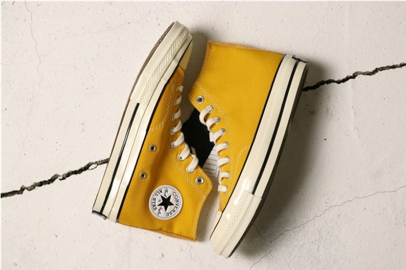 Les baskets Converse allient style intemporel et confort. Leur design emblématique avec la célèbre étoile et la silhouette classique en font un choix incontournable pour les amateurs de mode.