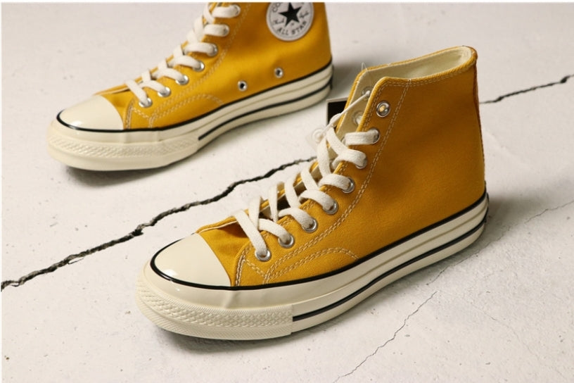 Les baskets Converse allient style intemporel et confort. Leur design emblématique avec la célèbre étoile et la silhouette classique en font un choix incontournable pour les amateurs de mode.
