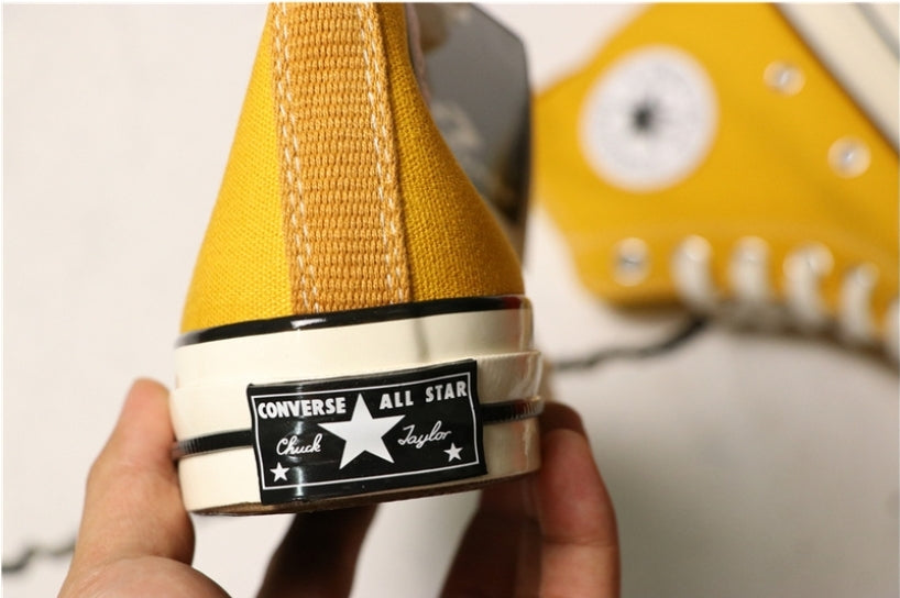 Les baskets Converse allient style intemporel et confort. Leur design emblématique avec la célèbre étoile et la silhouette classique en font un choix incontournable pour les amateurs de mode.