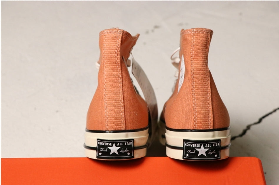 Les baskets Converse allient style intemporel et confort. Leur design emblématique avec la célèbre étoile et la silhouette classique en font un choix incontournable pour les amateurs de mode.