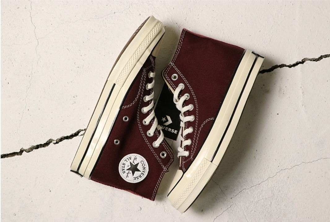 Les baskets Converse allient style intemporel et confort. Leur design emblématique avec la célèbre étoile et la silhouette classique en font un choix incontournable pour les amateurs de mode.