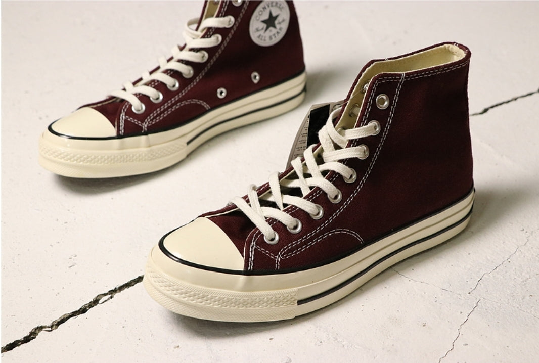 Les baskets Converse allient style intemporel et confort. Leur design emblématique avec la célèbre étoile et la silhouette classique en font un choix incontournable pour les amateurs de mode.