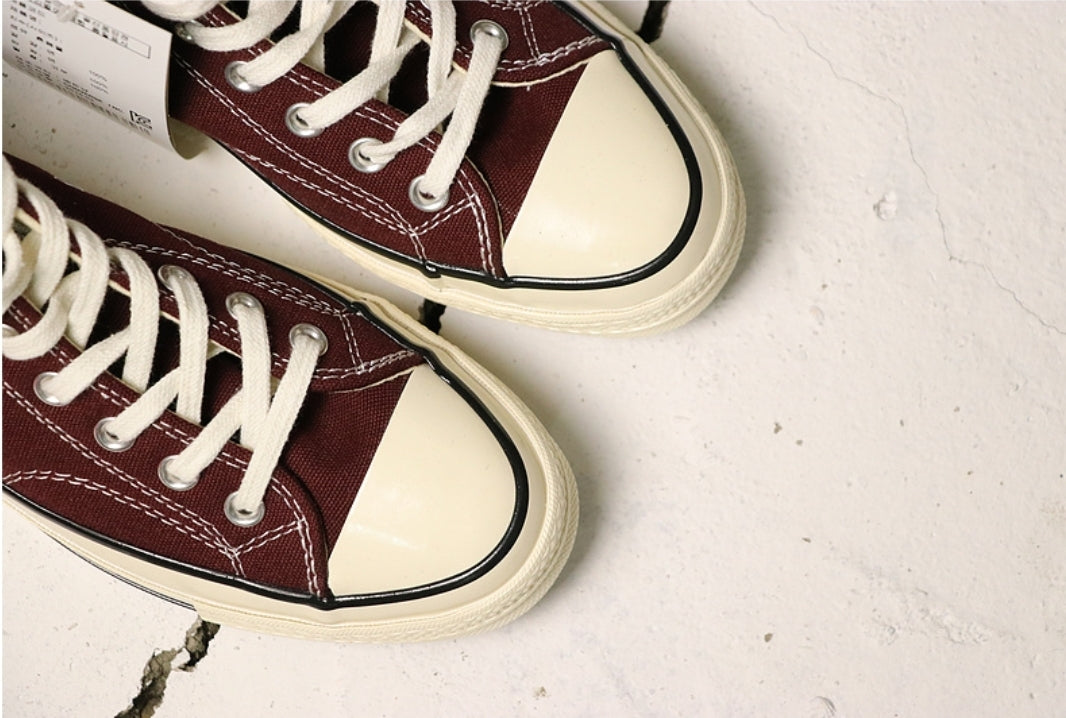 Les baskets Converse allient style intemporel et confort. Leur design emblématique avec la célèbre étoile et la silhouette classique en font un choix incontournable pour les amateurs de mode.