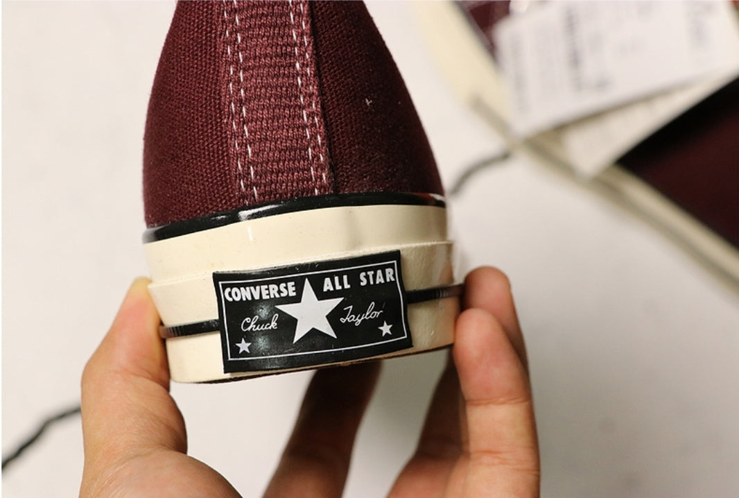 Les baskets Converse allient style intemporel et confort. Leur design emblématique avec la célèbre étoile et la silhouette classique en font un choix incontournable pour les amateurs de mode.