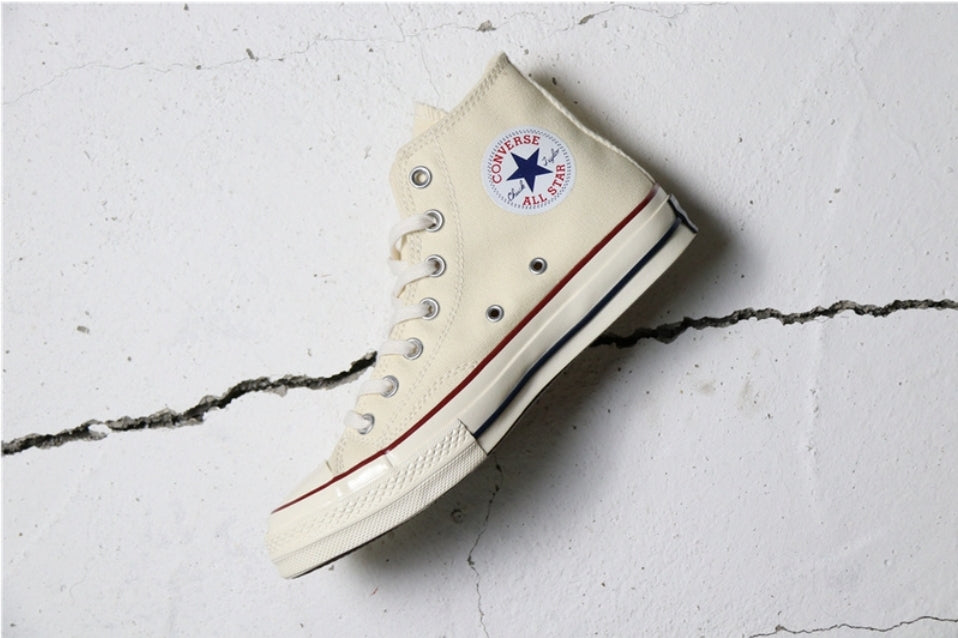 Les baskets Converse allient style intemporel et confort. Leur design emblématique avec la célèbre étoile et la silhouette classique en font un choix incontournable pour les amateurs de mode.