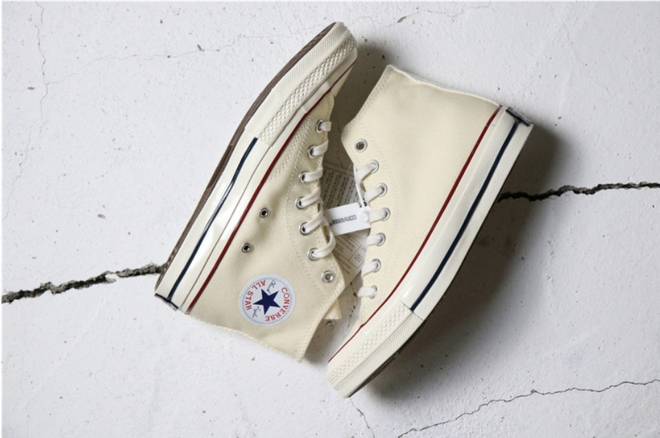 Les baskets Converse allient style intemporel et confort. Leur design emblématique avec la célèbre étoile et la silhouette classique en font un choix incontournable pour les amateurs de mode.