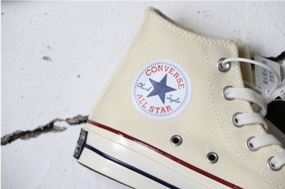 Les baskets Converse allient style intemporel et confort. Leur design emblématique avec la célèbre étoile et la silhouette classique en font un choix incontournable pour les amateurs de mode.