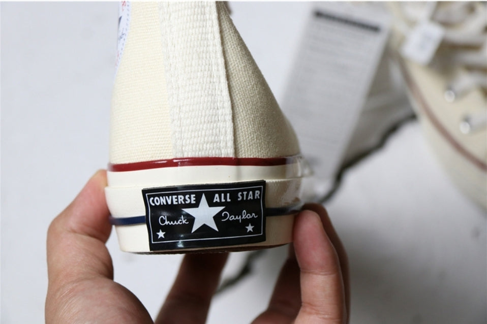 Les baskets Converse allient style intemporel et confort. Leur design emblématique avec la célèbre étoile et la silhouette classique en font un choix incontournable pour les amateurs de mode.