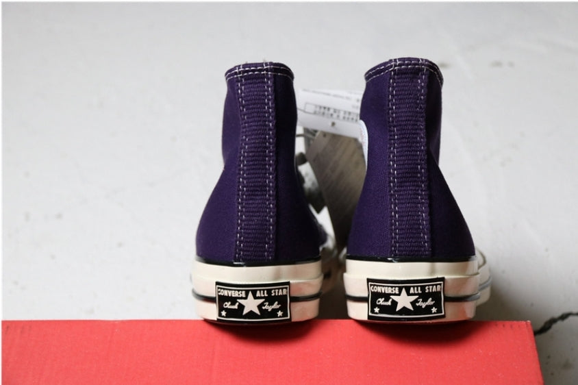 Les baskets Converse allient style intemporel et confort. Leur design emblématique avec la célèbre étoile et la silhouette classique en font un choix incontournable pour les amateurs de mode.