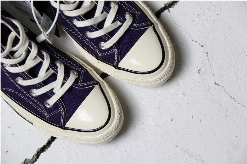 Les baskets Converse allient style intemporel et confort. Leur design emblématique avec la célèbre étoile et la silhouette classique en font un choix incontournable pour les amateurs de mode.