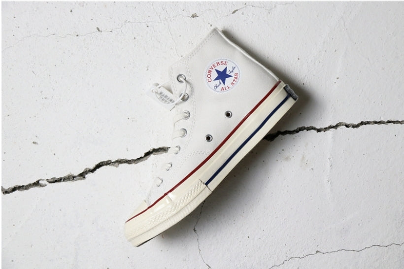 Les baskets Converse allient style intemporel et confort. Leur design emblématique avec la célèbre étoile et la silhouette classique en font un choix incontournable pour les amateurs de mode.
