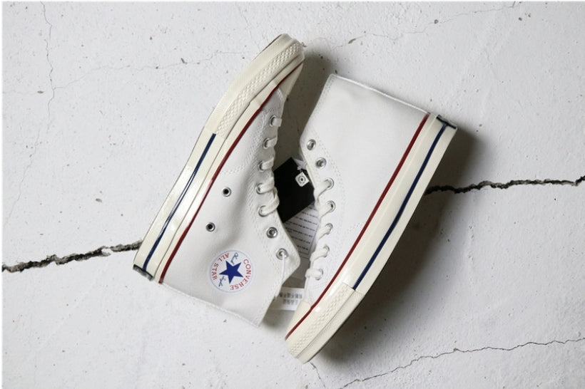 Les baskets Converse allient style intemporel et confort. Leur design emblématique avec la célèbre étoile et la silhouette classique en font un choix incontournable pour les amateurs de mode.