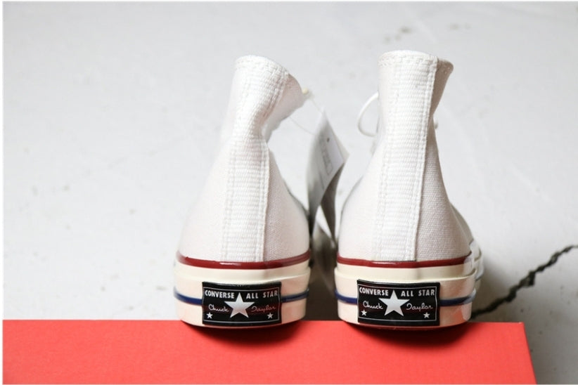 Les baskets Converse allient style intemporel et confort. Leur design emblématique avec la célèbre étoile et la silhouette classique en font un choix incontournable pour les amateurs de mode.
