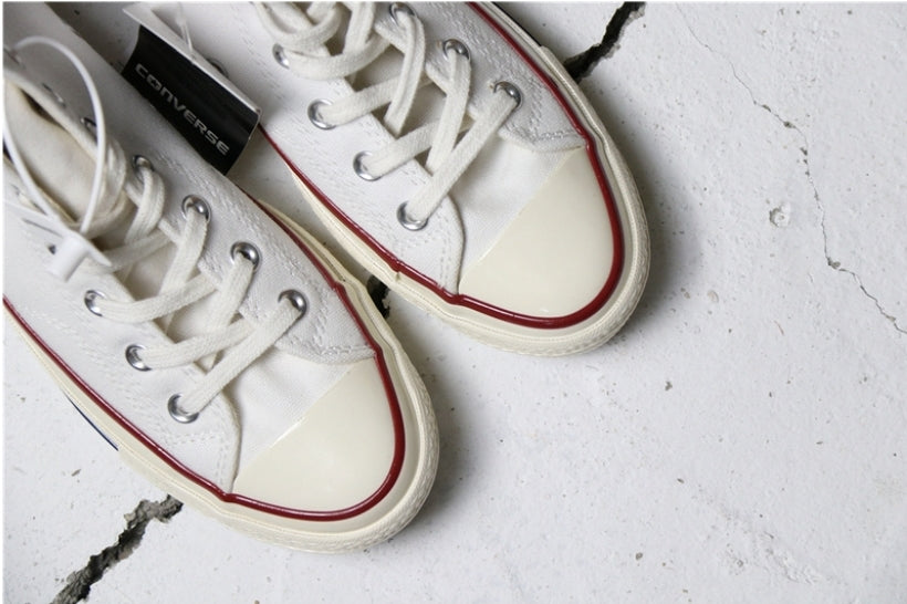 Les baskets Converse allient style intemporel et confort. Leur design emblématique avec la célèbre étoile et la silhouette classique en font un choix incontournable pour les amateurs de mode.