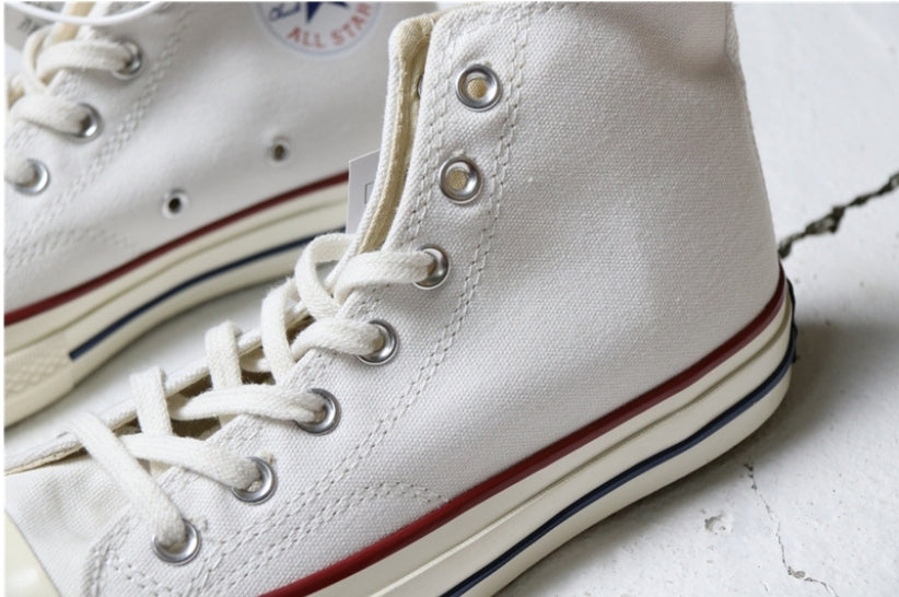 Les baskets Converse allient style intemporel et confort. Leur design emblématique avec la célèbre étoile et la silhouette classique en font un choix incontournable pour les amateurs de mode.