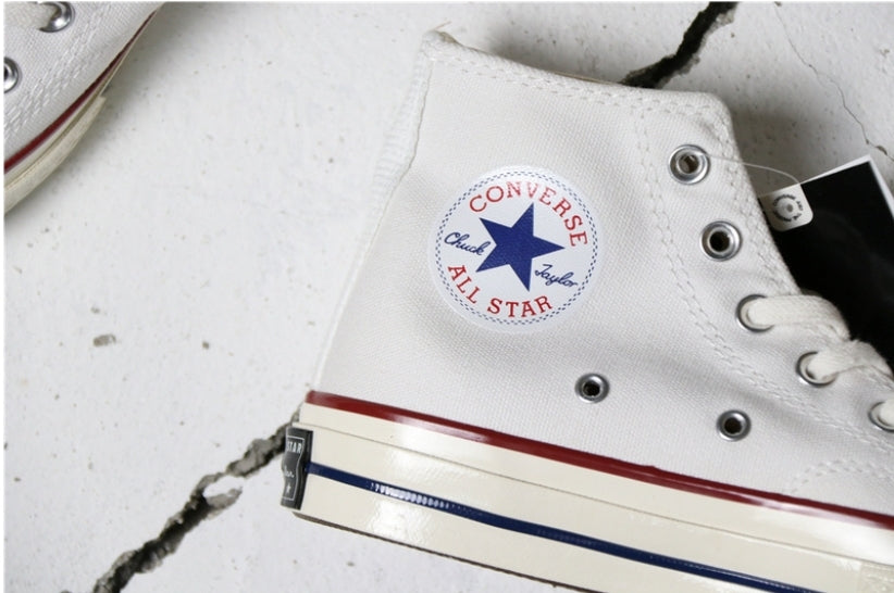 Les baskets Converse allient style intemporel et confort. Leur design emblématique avec la célèbre étoile et la silhouette classique en font un choix incontournable pour les amateurs de mode.