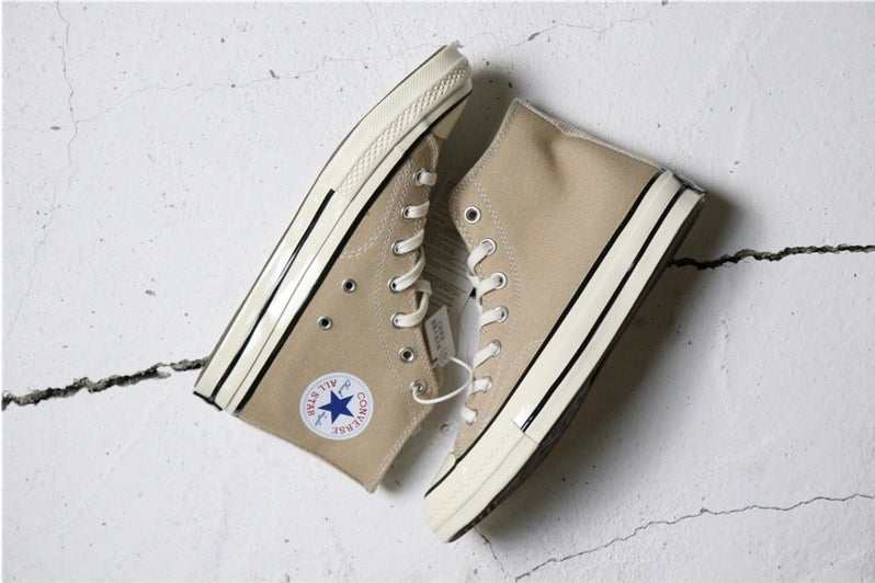 Les baskets Converse allient style intemporel et confort. Leur design emblématique avec la célèbre étoile et la silhouette classique en font un choix incontournable pour les amateurs de mode.