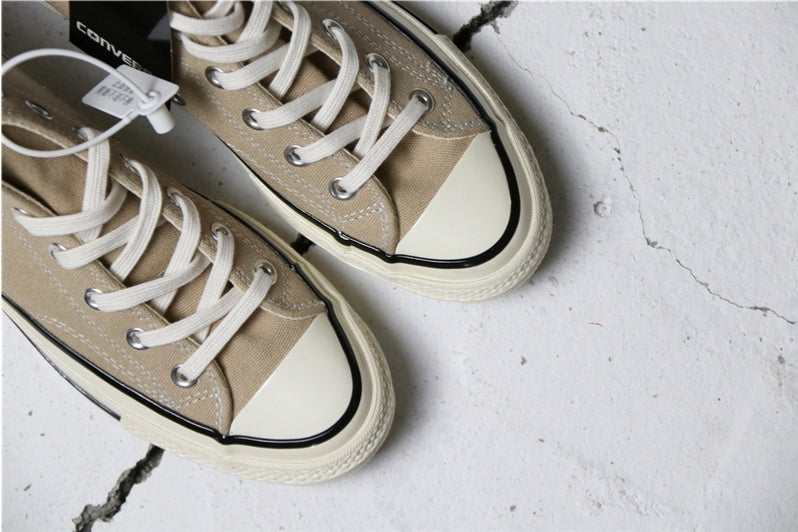Les baskets Converse allient style intemporel et confort. Leur design emblématique avec la célèbre étoile et la silhouette classique en font un choix incontournable pour les amateurs de mode.