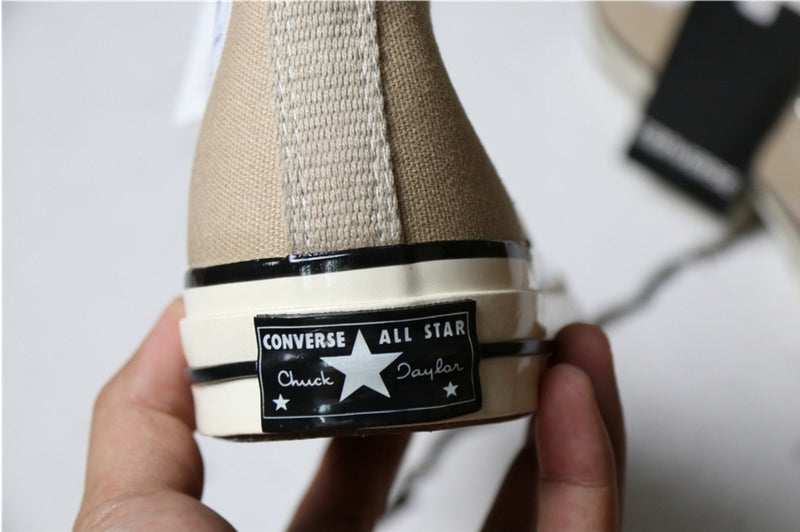 Les baskets Converse allient style intemporel et confort. Leur design emblématique avec la célèbre étoile et la silhouette classique en font un choix incontournable pour les amateurs de mode.