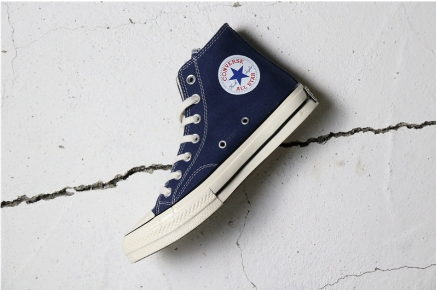 Les baskets Converse allient style intemporel et confort. Leur design emblématique avec la célèbre étoile et la silhouette classique en font un choix incontournable pour les amateurs de mode.