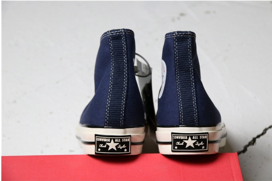Les baskets Converse allient style intemporel et confort. Leur design emblématique avec la célèbre étoile et la silhouette classique en font un choix incontournable pour les amateurs de mode.