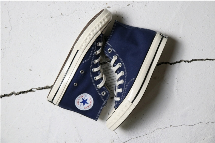 Les baskets Converse allient style intemporel et confort. Leur design emblématique avec la célèbre étoile et la silhouette classique en font un choix incontournable pour les amateurs de mode.