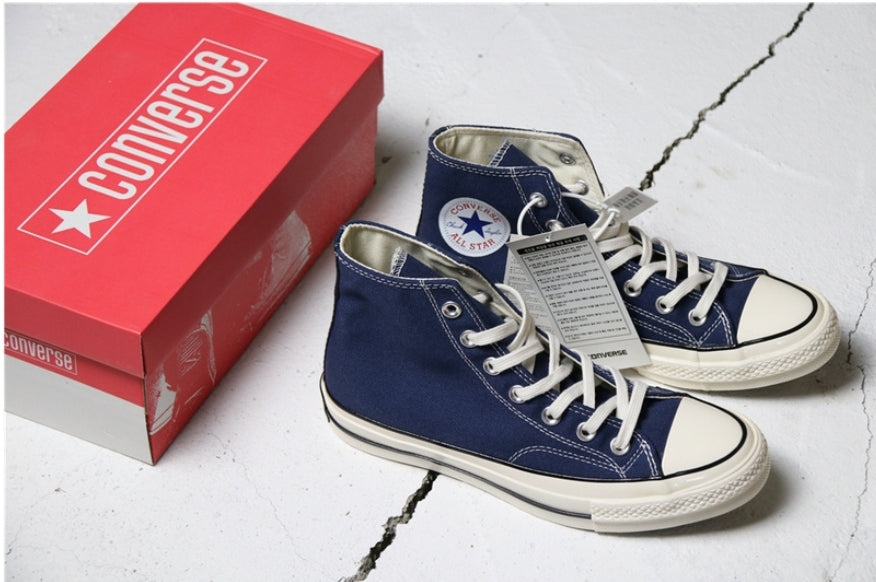 Les baskets Converse allient style intemporel et confort. Leur design emblématique avec la célèbre étoile et la silhouette classique en font un choix incontournable pour les amateurs de mode.