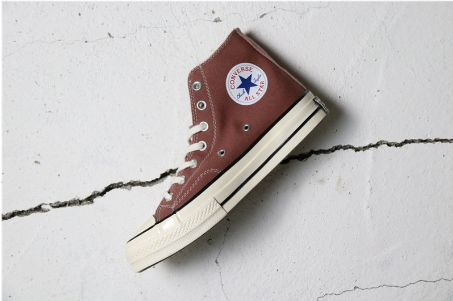 Les baskets Converse allient style intemporel et confort. Leur design emblématique avec la célèbre étoile et la silhouette classique en font un choix incontournable pour les amateurs de mode.