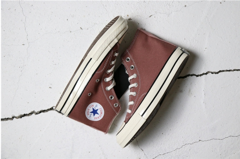 Les baskets Converse allient style intemporel et confort. Leur design emblématique avec la célèbre étoile et la silhouette classique en font un choix incontournable pour les amateurs de mode.