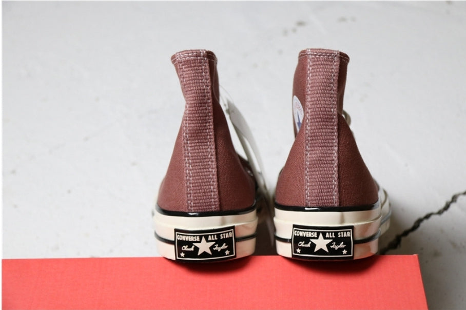 Les baskets Converse allient style intemporel et confort. Leur design emblématique avec la célèbre étoile et la silhouette classique en font un choix incontournable pour les amateurs de mode.