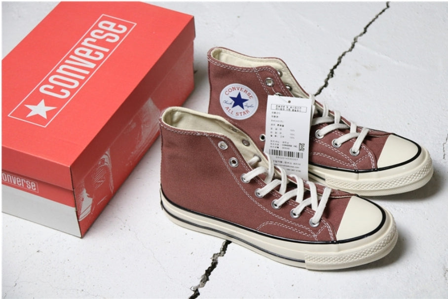Les baskets Converse allient style intemporel et confort. Leur design emblématique avec la célèbre étoile et la silhouette classique en font un choix incontournable pour les amateurs de mode.