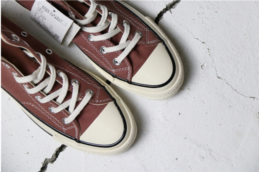 Les baskets Converse allient style intemporel et confort. Leur design emblématique avec la célèbre étoile et la silhouette classique en font un choix incontournable pour les amateurs de mode.