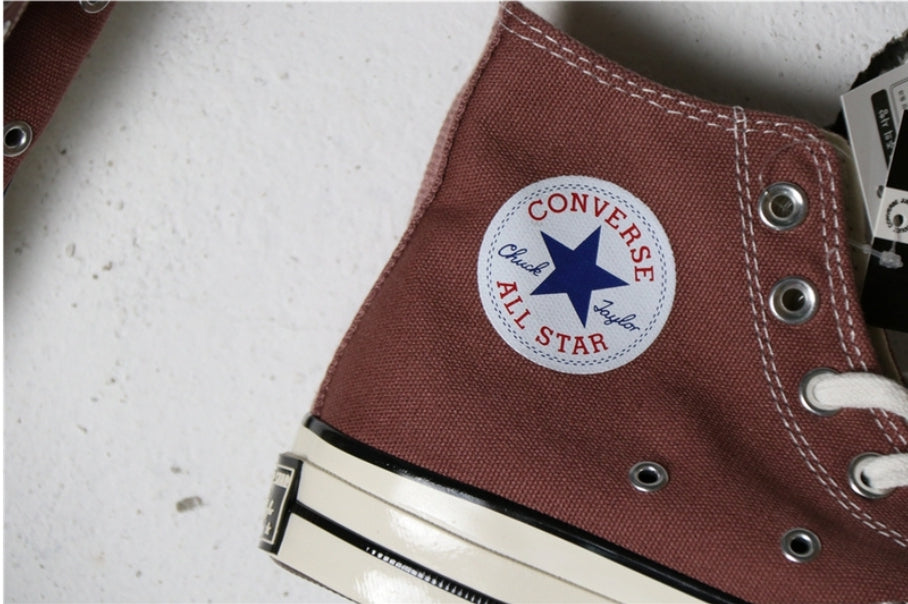 Les baskets Converse allient style intemporel et confort. Leur design emblématique avec la célèbre étoile et la silhouette classique en font un choix incontournable pour les amateurs de mode.
