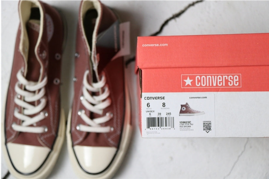 Les baskets Converse allient style intemporel et confort. Leur design emblématique avec la célèbre étoile et la silhouette classique en font un choix incontournable pour les amateurs de mode.