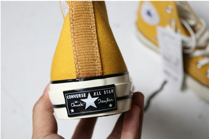 Les baskets Converse allient style intemporel et confort. Leur design emblématique avec la célèbre étoile et la silhouette classique en font un choix incontournable pour les amateurs de mode.